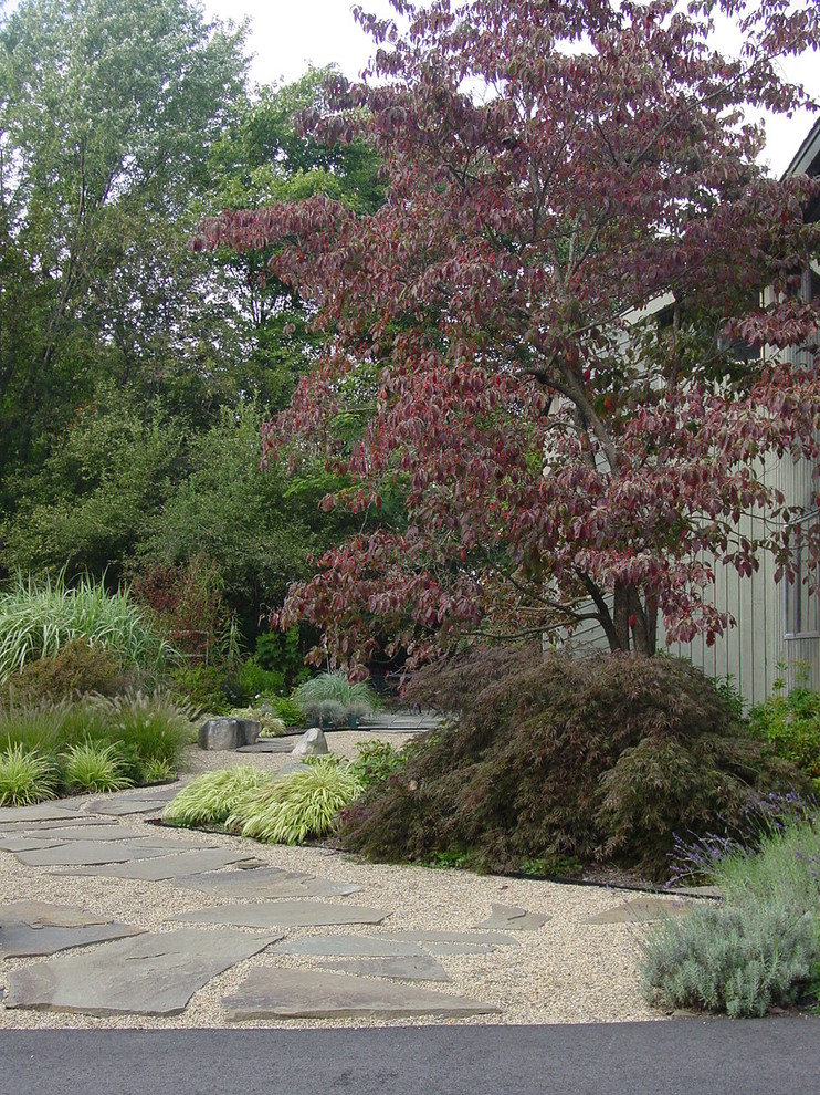 Стильный дизайн: большой участок и сад на переднем дворе в восточном стиле с полуденной тенью и покрытием из гравия - последний тренд