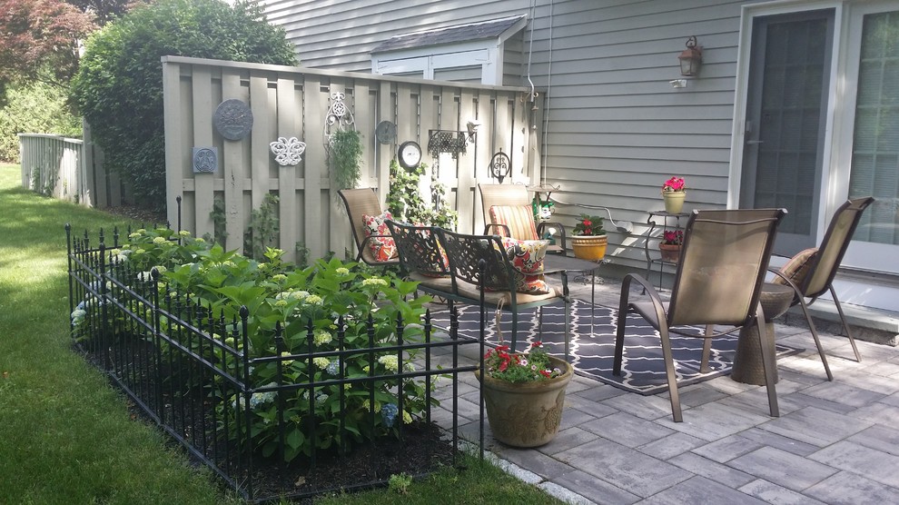 Diseño de camino de jardín clásico de tamaño medio en verano en patio trasero con exposición reducida al sol, adoquines de hormigón y jardín francés