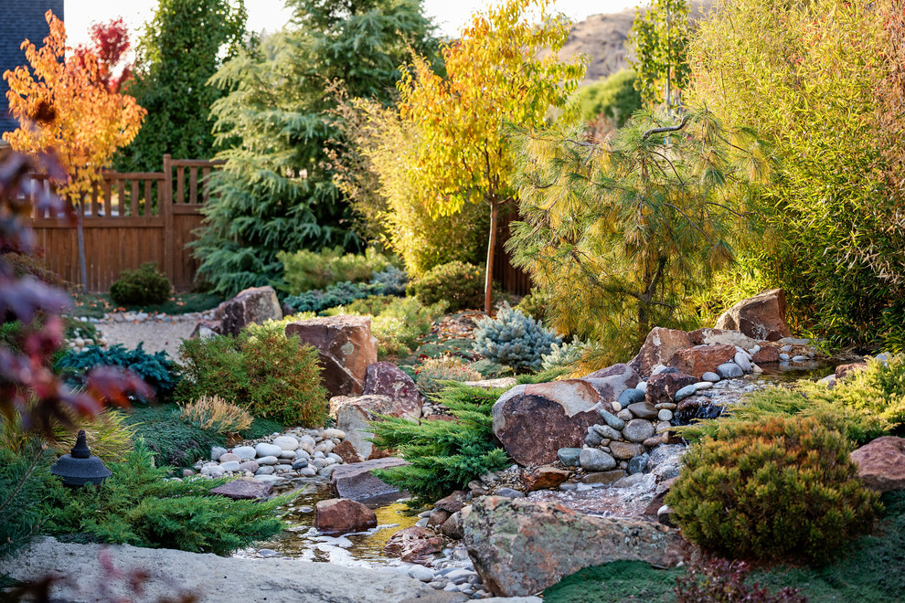 Geometrischer, Mittelgroßer, Halbschattiger Asiatischer Japanischer Garten im Herbst, hinter dem Haus in Boise