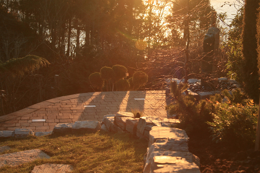 Immagine di un giardino etnico esposto a mezz'ombra di medie dimensioni e dietro casa con un ingresso o sentiero e pavimentazioni in pietra naturale