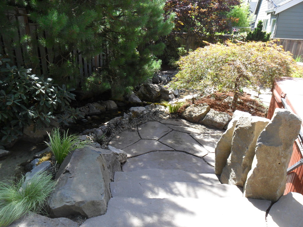 Exemple d'un petit jardin arrière asiatique avec une exposition partiellement ombragée et des pavés en pierre naturelle.