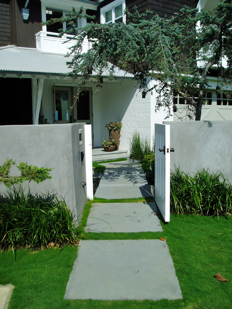 Immagine di un giardino contemporaneo esposto a mezz'ombra di medie dimensioni e davanti casa con pavimentazioni in cemento