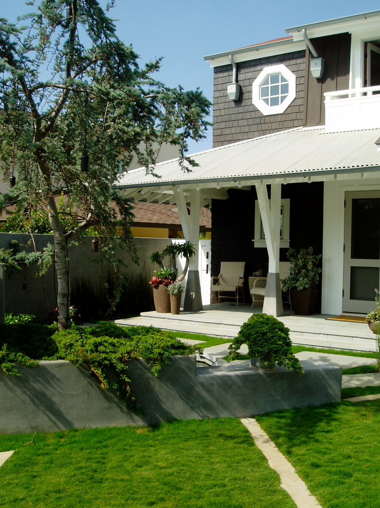 Immagine di un giardino vittoriano dietro casa con pavimentazioni in cemento