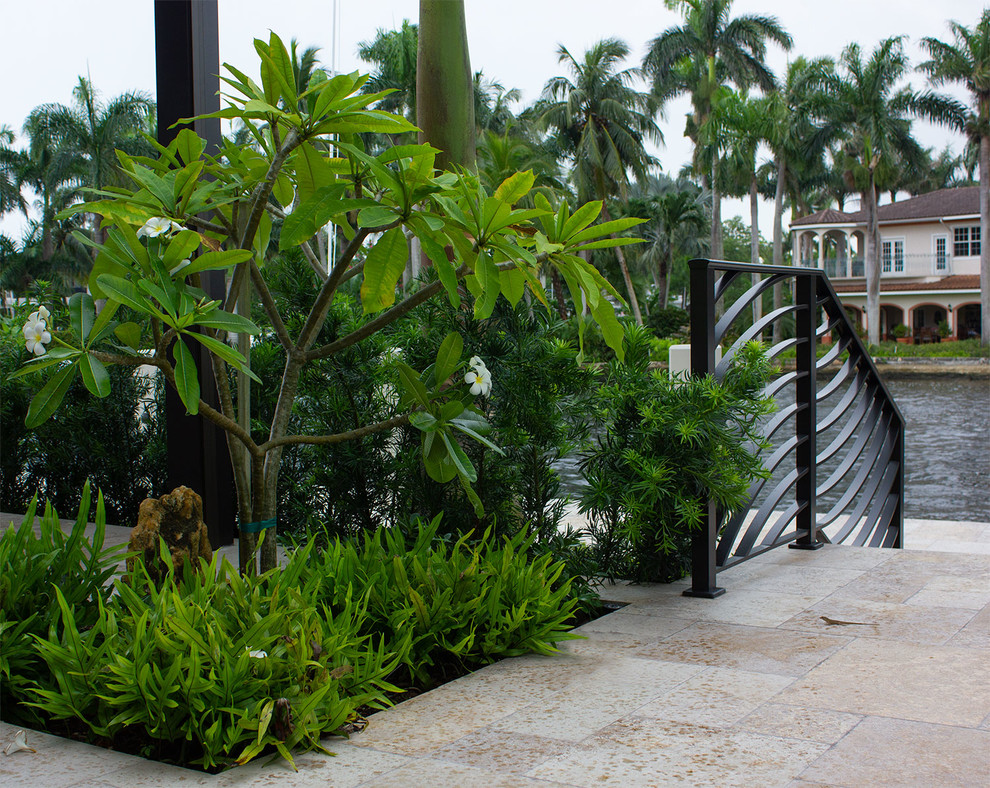 Idée de décoration pour un petit jardin arrière asiatique avec une exposition ensoleillée et des pavés en pierre naturelle.