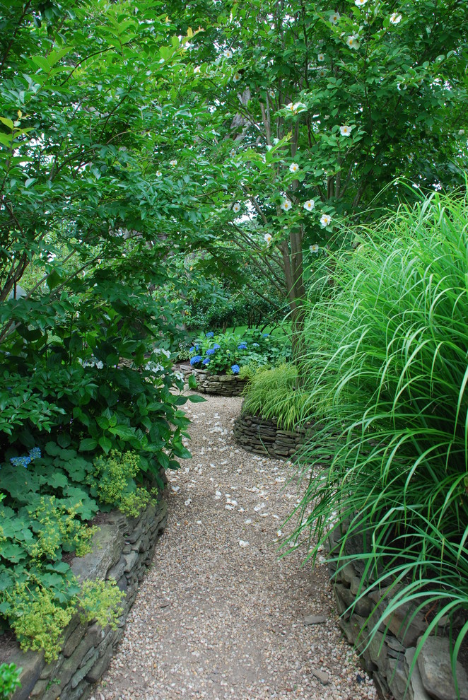 Exempel på en asiatisk trädgård i skuggan, med grus