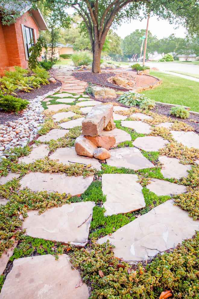 Esempio di un grande giardino formale american style esposto a mezz'ombra davanti casa con un ingresso o sentiero e pavimentazioni in pietra naturale