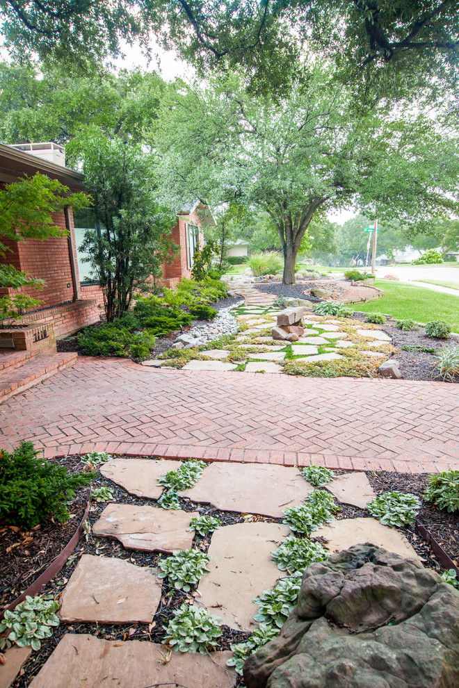 Ispirazione per un grande giardino formale stile americano in ombra davanti casa con un ingresso o sentiero e pavimentazioni in pietra naturale