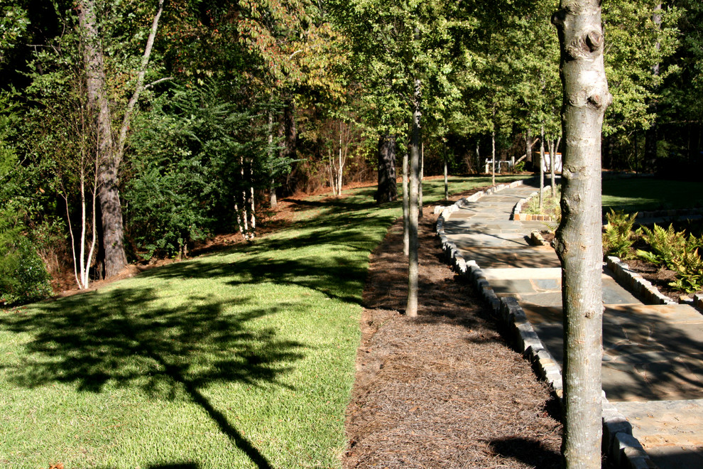Großer, Schattiger Landhausstil Garten im Sommer mit Natursteinplatten in Atlanta