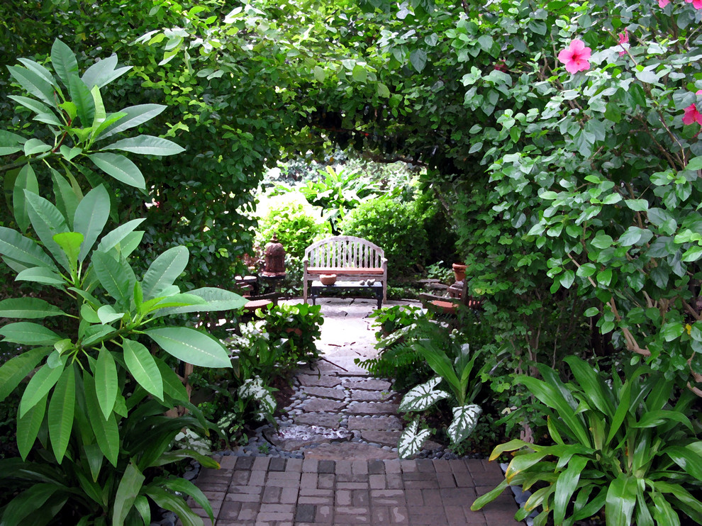 Design ideas for a traditional landscaping in Houston.