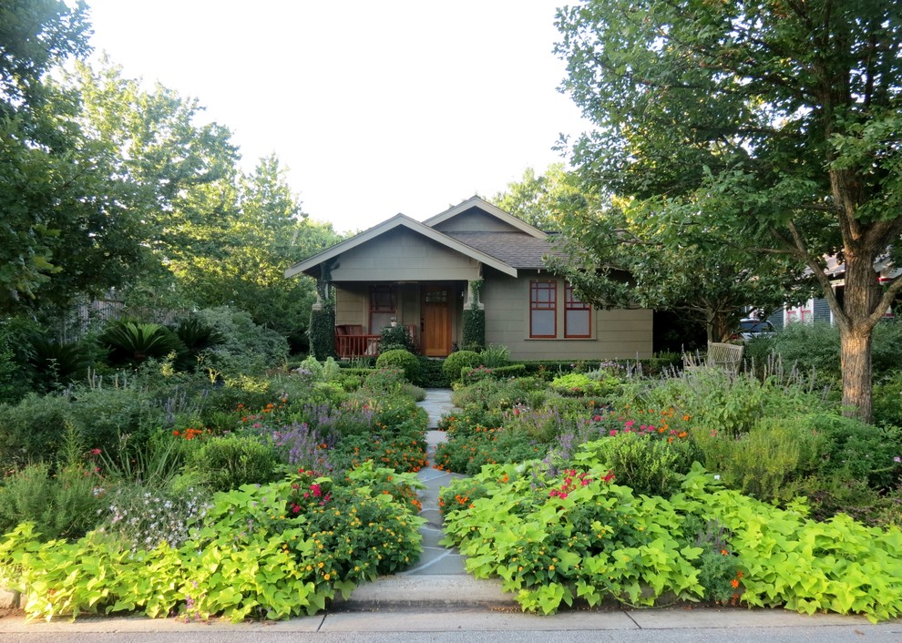 Photo of a craftsman drought-tolerant front yard landscaping in Houston.