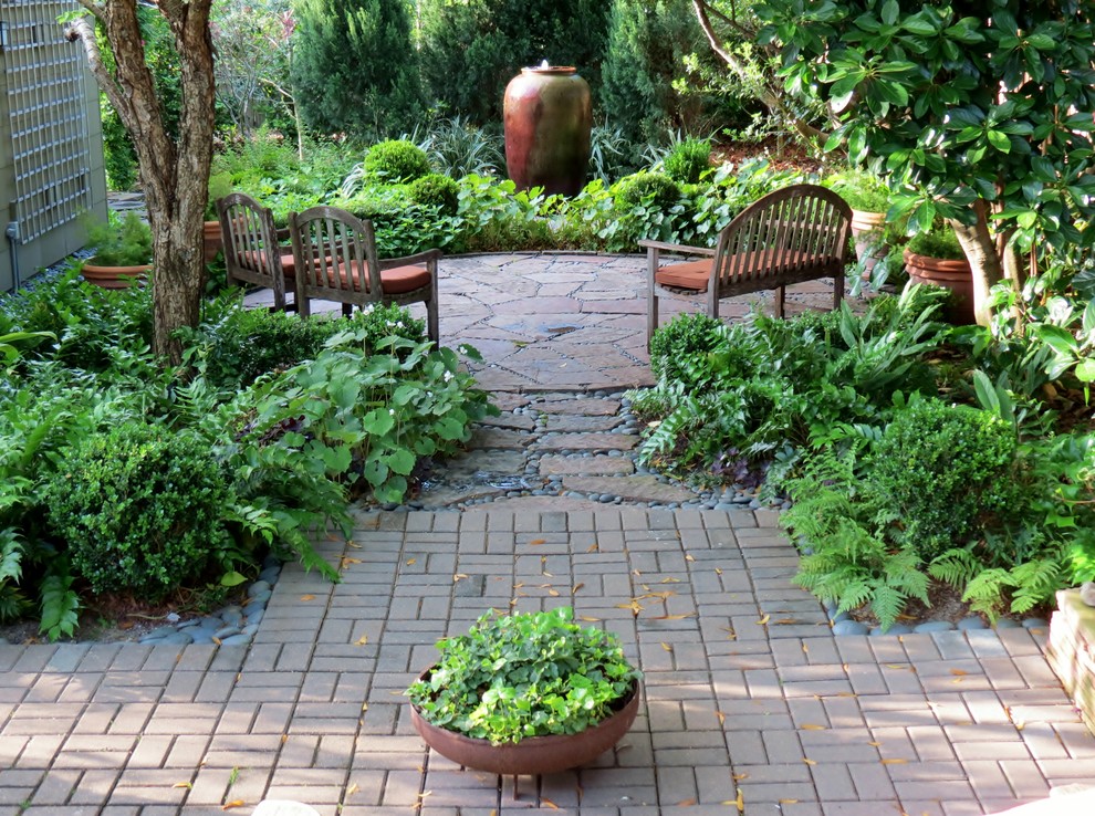 Пример оригинального дизайна: тенистый участок и сад на заднем дворе в стиле кантри с покрытием из каменной брусчатки