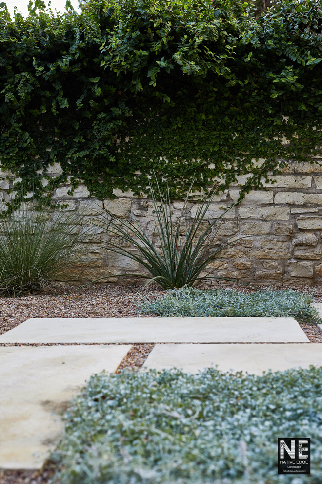 Пример оригинального дизайна: засухоустойчивый сад среднего размера на переднем дворе в стиле шебби-шик с садовой дорожкой или калиткой, полуденной тенью и покрытием из гравия