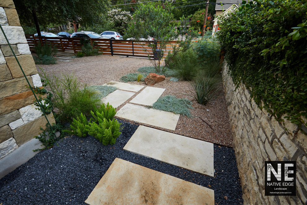 На фото: засухоустойчивый сад среднего размера на переднем дворе в стиле шебби-шик с садовой дорожкой или калиткой, полуденной тенью и покрытием из гравия