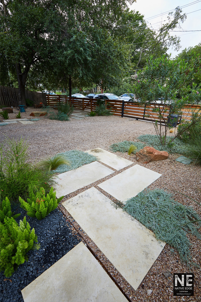 На фото: засухоустойчивый сад среднего размера на переднем дворе в стиле шебби-шик с садовой дорожкой или калиткой, полуденной тенью и покрытием из гравия