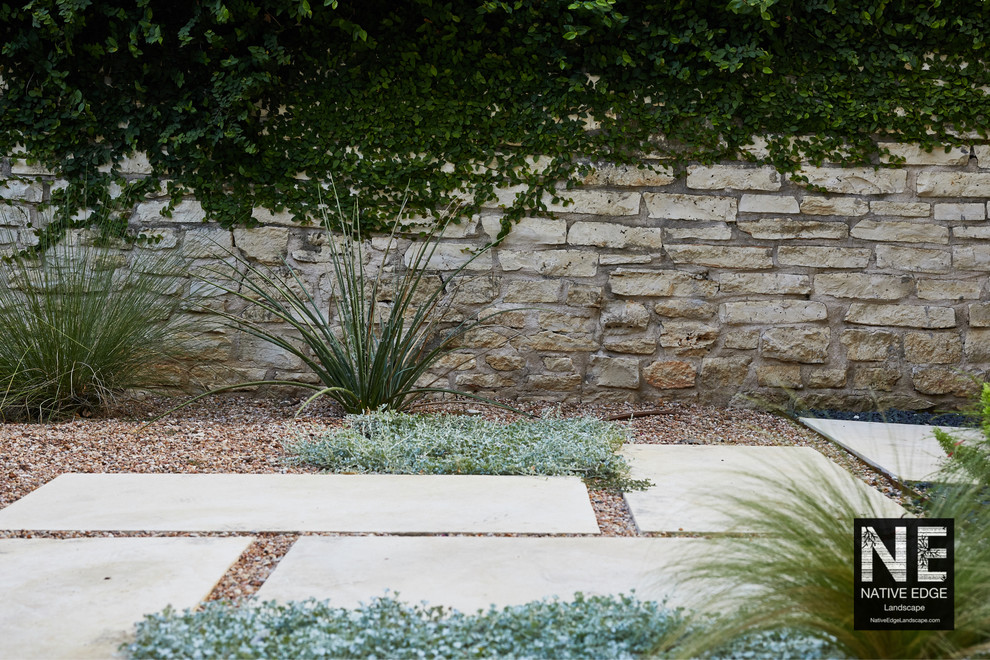 Esempio di un giardino xeriscape stile shabby esposto a mezz'ombra di medie dimensioni e davanti casa con un ingresso o sentiero e ghiaia