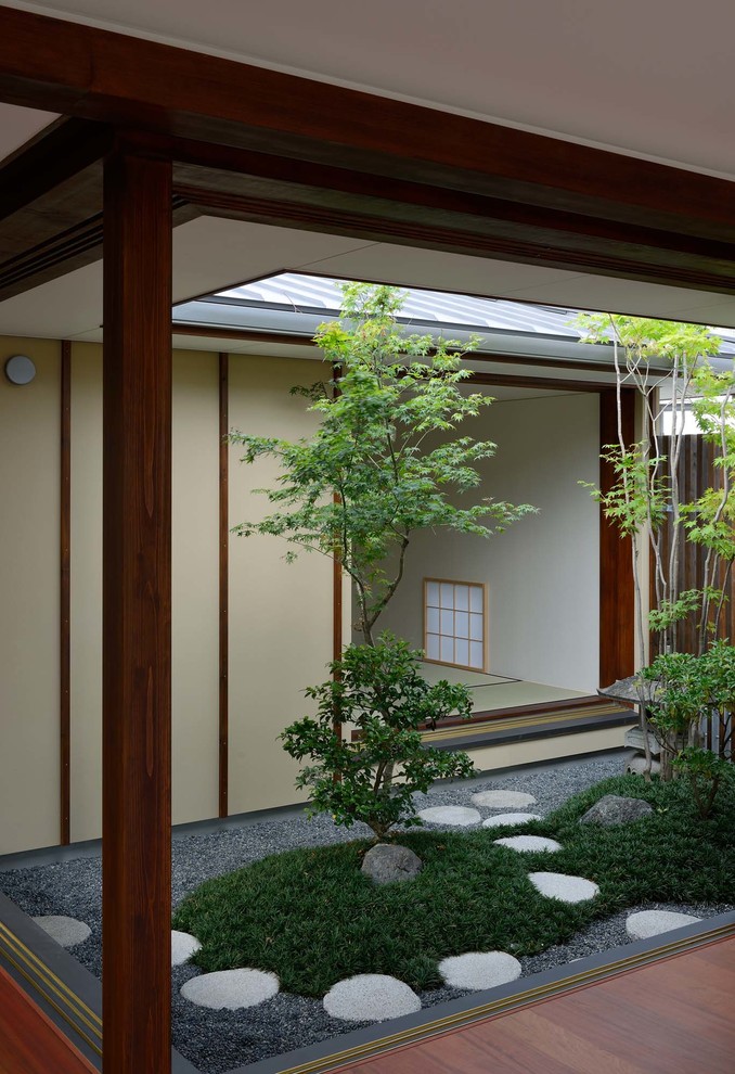 京都にあるアジアンスタイルのおしゃれな中庭の写真