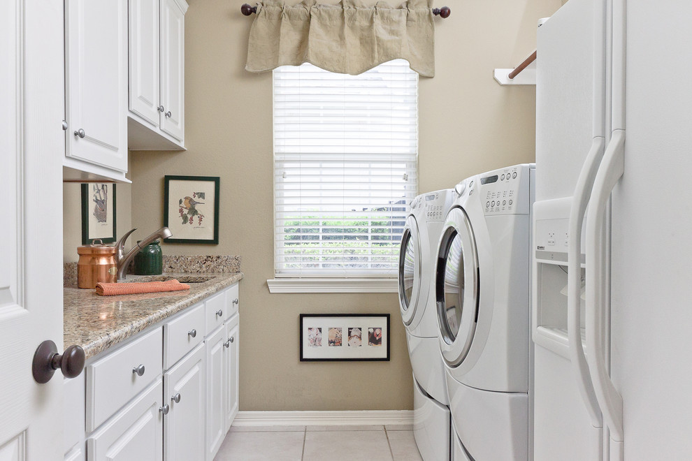 Laundry room - traditional laundry room idea in Houston