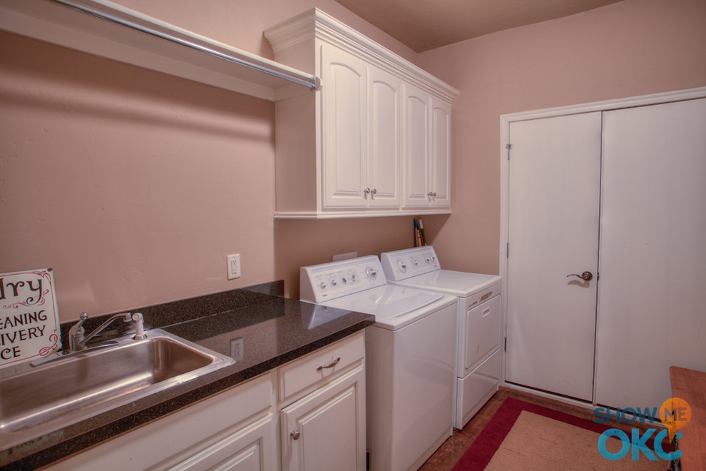 Example of a classic laundry room design in Oklahoma City