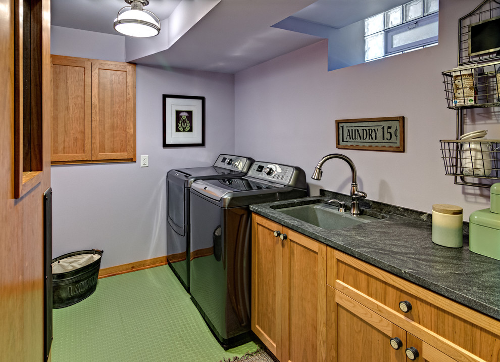 Immagine di una sala lavanderia stile americano di medie dimensioni con lavello sottopiano, ante in stile shaker, ante in legno chiaro, top in granito, pareti viola, lavatrice e asciugatrice affiancate, pavimento verde e top multicolore