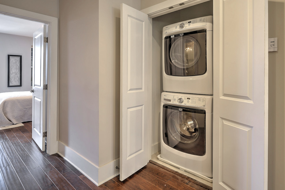 Foto de armario lavadero tradicional renovado pequeño con lavadora y secadora apiladas