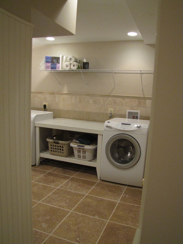 Exempel på en mellanstor modern linjär tvättstuga, med en enkel diskho, beige väggar och en tvättmaskin och torktumlare bredvid varandra