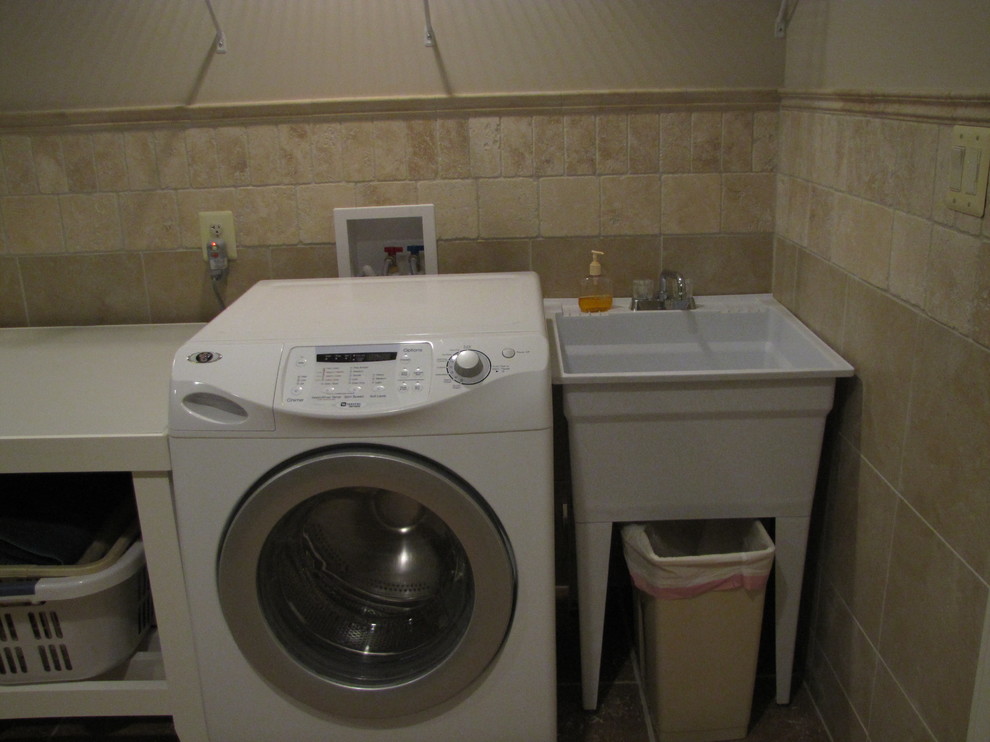 Bild på en mellanstor vintage linjär tvättstuga, med en enkel diskho, beige väggar och en tvättmaskin och torktumlare bredvid varandra