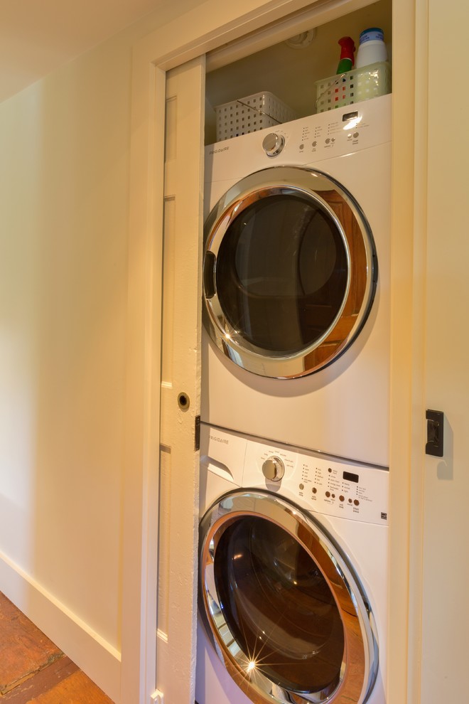 Hauswirtschaftsraum mit Waschmaschinenschrank und Waschmaschine und Trockner versteckt in Boston