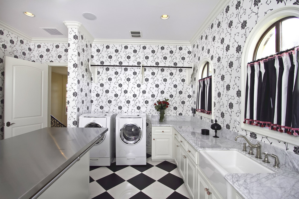 Exempel på en mycket stor klassisk l-formad tvättstuga enbart för tvätt, med en undermonterad diskho, luckor med upphöjd panel, vita skåp, bänkskiva i rostfritt stål, vita väggar, klinkergolv i keramik och en tvättmaskin och torktumlare bredvid varandra
