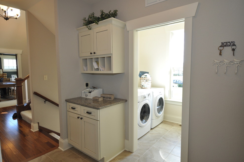 Example of a classic laundry room design in Milwaukee