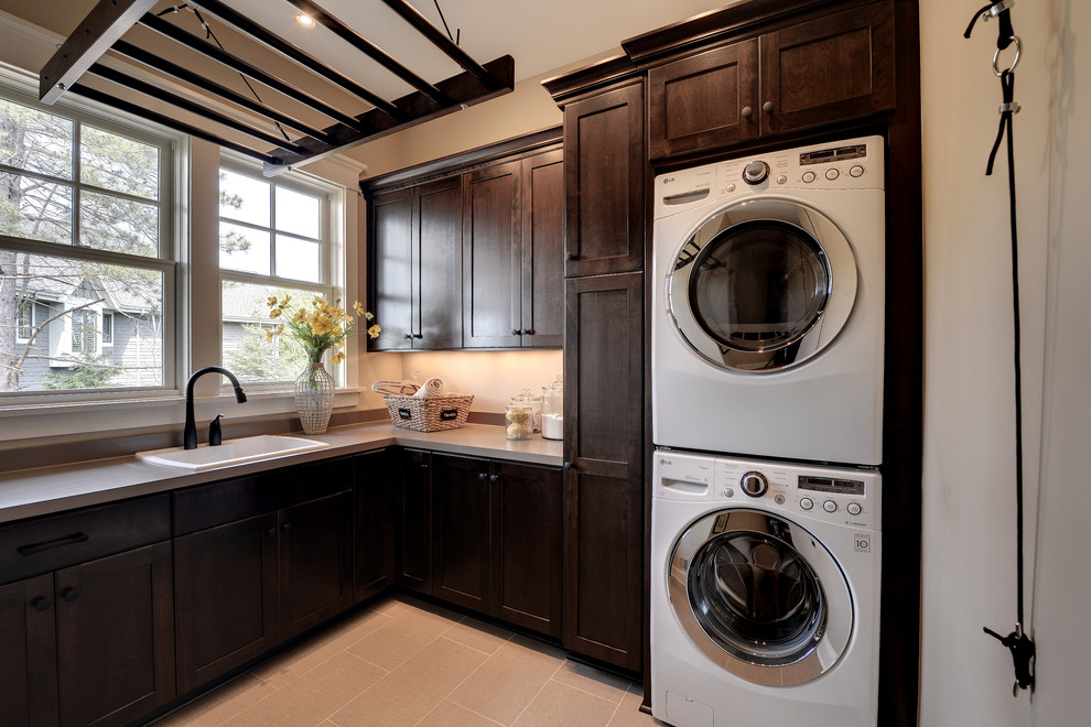 Foto di una lavanderia classica con lavatrice e asciugatrice a colonna e top beige