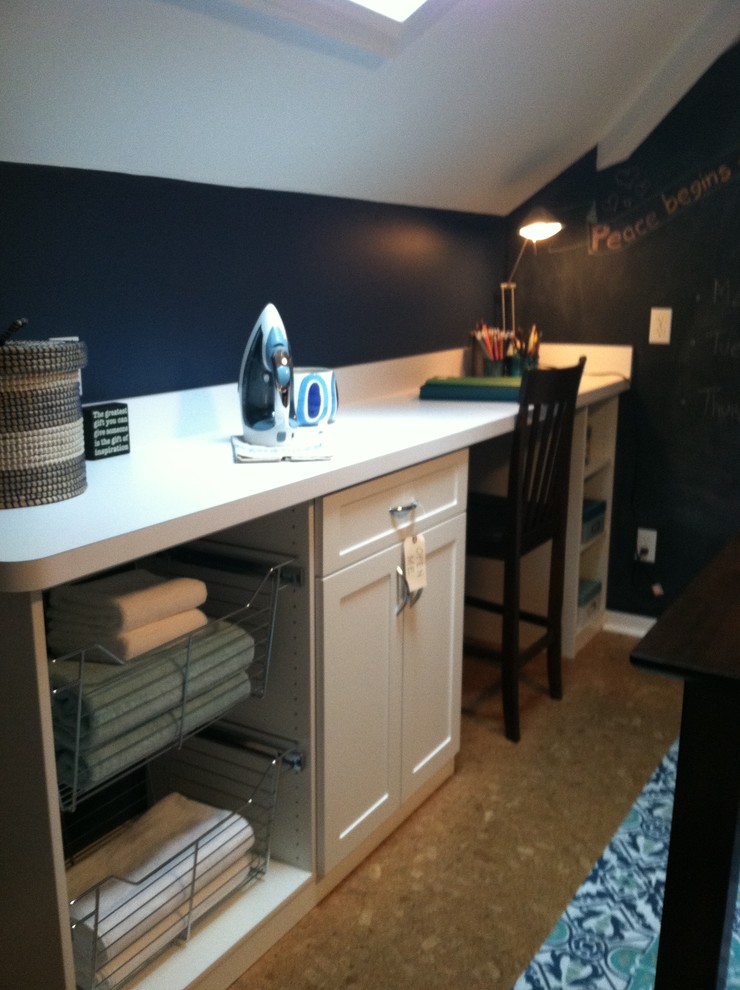 Exempel på ett mellanstort klassiskt grovkök, med en enkel diskho, vita skåp, laminatbänkskiva, blå väggar, korkgolv och en tvättmaskin och torktumlare bredvid varandra
