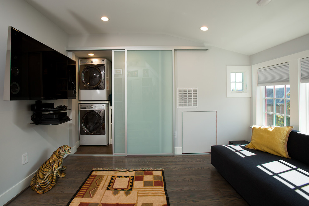 Idee per una lavanderia minimal di medie dimensioni con pareti bianche e parquet scuro