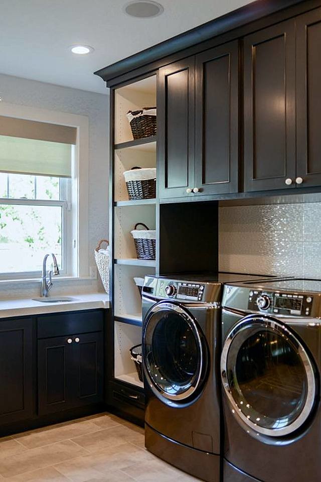 Idéer för en mellanstor klassisk l-formad tvättstuga enbart för tvätt, med en undermonterad diskho, skåp i shakerstil, svarta skåp, bänkskiva i kvartsit, vita väggar, klinkergolv i keramik och en tvättmaskin och torktumlare bredvid varandra
