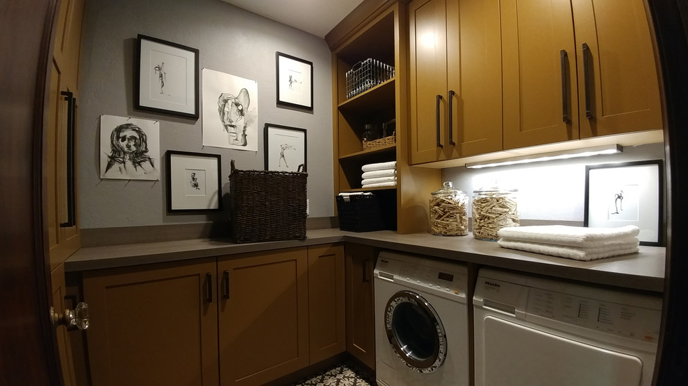 Idéer för små vintage u-formade grått tvättstugor enbart för tvätt, med släta luckor, gula skåp, laminatbänkskiva, grå väggar, klinkergolv i keramik, en tvättmaskin och torktumlare bredvid varandra och grått golv