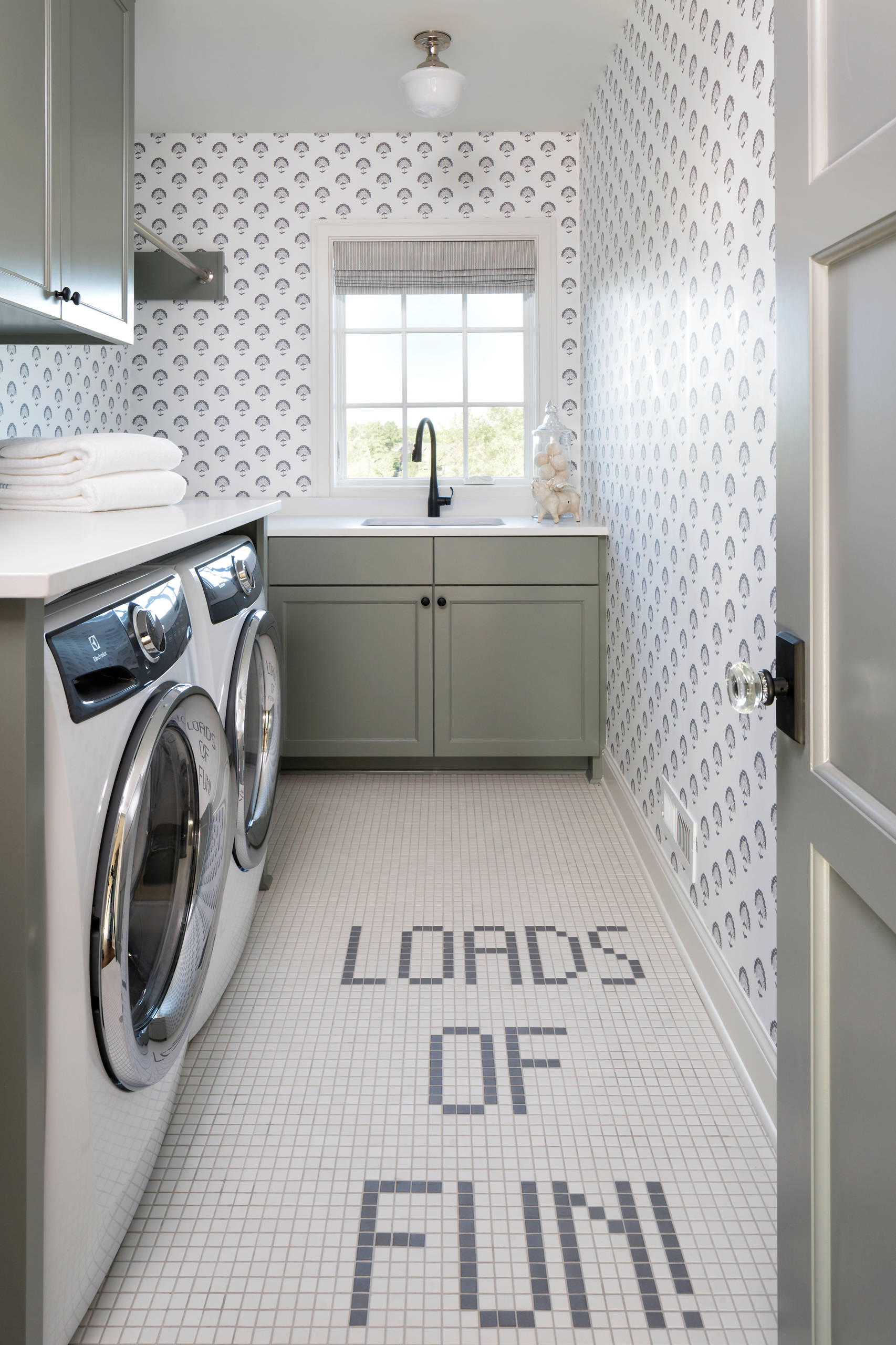 75 Laundry Room with a Single-Bowl Sink Ideas You'll Love - September, 2023  | Houzz