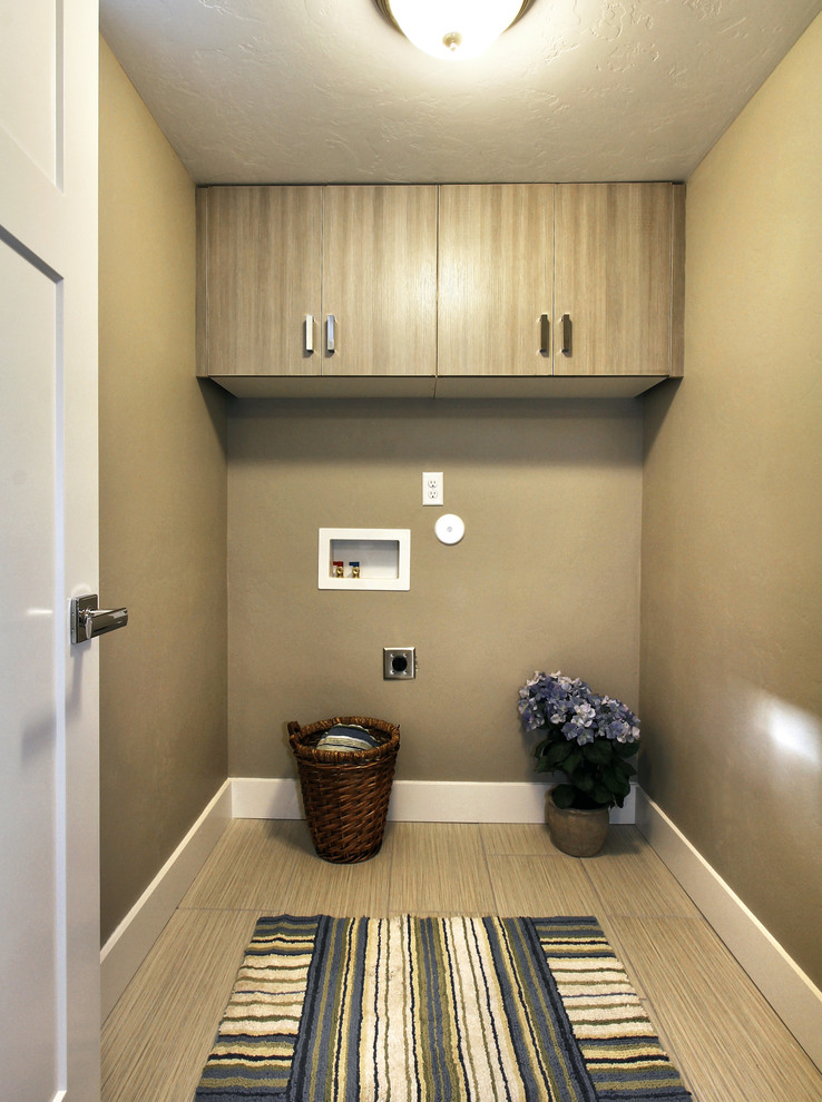 ボイシにある小さなコンテンポラリースタイルのおしゃれな洗濯室 (I型、フラットパネル扉のキャビネット、グレーのキャビネット、グレーの壁、磁器タイルの床、左右配置の洗濯機・乾燥機) の写真