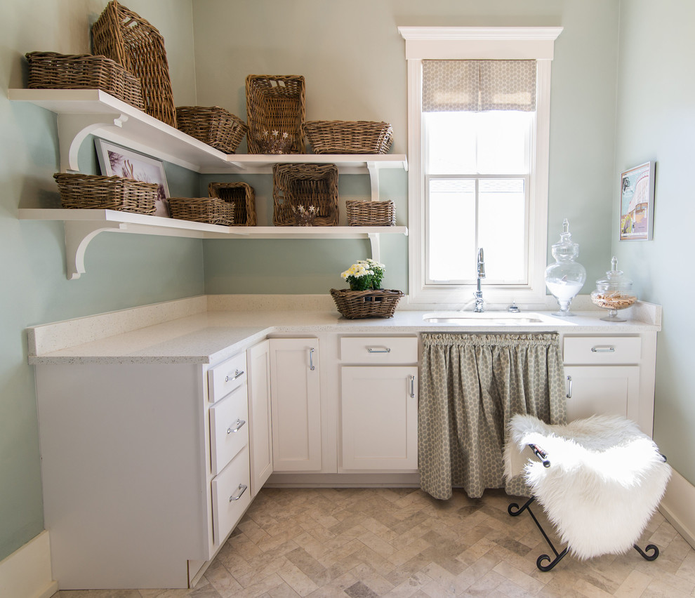 Idéer för att renovera en vintage l-formad tvättstuga, med en undermonterad diskho, skåp i shakerstil, vita skåp och blå väggar
