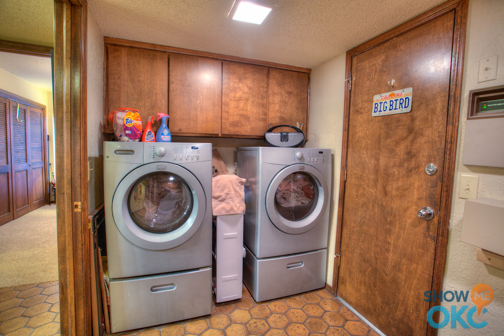 Laundry room - traditional laundry room idea in Oklahoma City