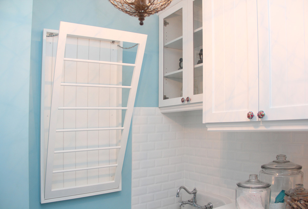 Esempio di una sala lavanderia classica di medie dimensioni con lavello a vasca singola, ante in stile shaker, top in laminato, pareti blu, pavimento in linoleum e lavatrice e asciugatrice affiancate