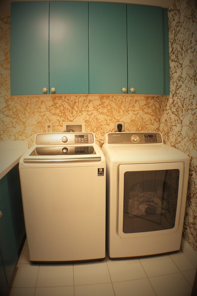 Idéer för en liten eklektisk l-formad tvättstuga enbart för tvätt, med en nedsänkt diskho, släta luckor, laminatbänkskiva, flerfärgade väggar, klinkergolv i porslin, en tvättmaskin och torktumlare bredvid varandra och blå skåp