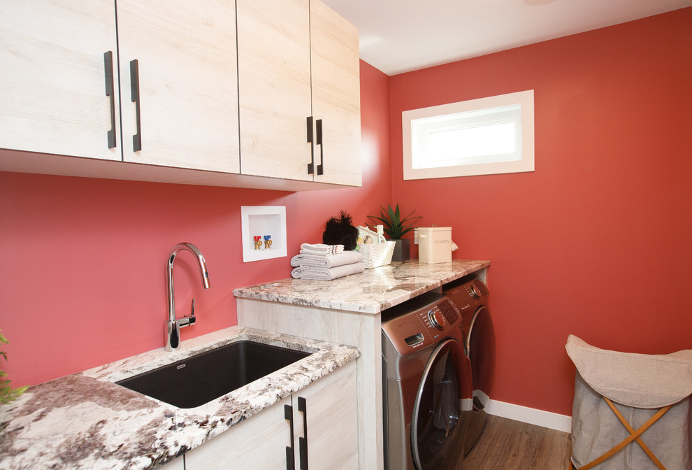 Exempel på en modern flerfärgade linjär flerfärgat tvättstuga enbart för tvätt, med en undermonterad diskho, släta luckor, skåp i ljust trä, röda väggar, en tvättmaskin och torktumlare bredvid varandra, mörkt trägolv och brunt golv