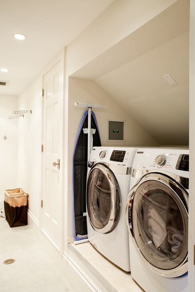 Einzeiliger Klassischer Hauswirtschaftsraum mit Waschmaschine und Trockner nebeneinander in Jacksonville