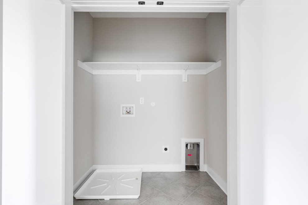 Inspiration för mellanstora retro linjära små tvättstugor, med beige väggar, klinkergolv i keramik, en tvättmaskin och torktumlare bredvid varandra och grått golv