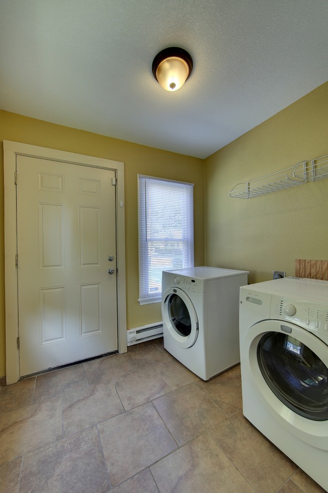 Laundry room - traditional laundry room idea in Minneapolis