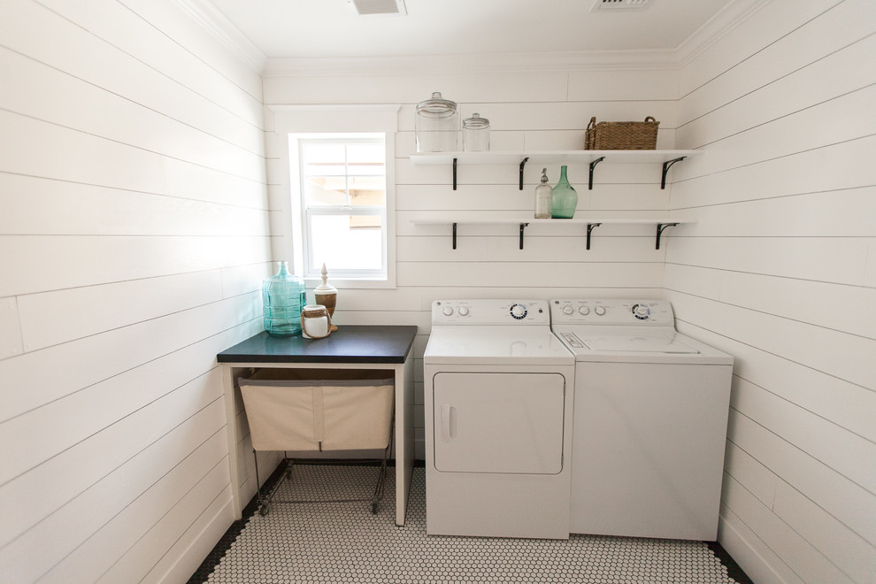 Immagine di una lavanderia stile marinaro con top in granito, pareti bianche, lavatrice e asciugatrice affiancate e pavimento bianco