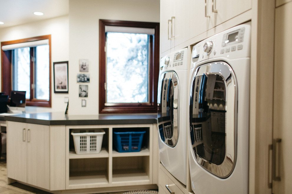 Foto de lavadero multiusos clásico renovado grande con armarios con paneles lisos, puertas de armario blancas, encimera de acrílico, paredes blancas y lavadora y secadora juntas