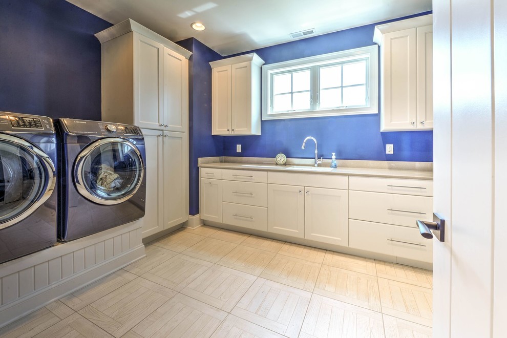 Idee per una sala lavanderia contemporanea di medie dimensioni con lavello sottopiano, ante in stile shaker, ante bianche, top in quarzo composito, lavatrice e asciugatrice affiancate, pavimento in gres porcellanato, pavimento beige e pareti blu