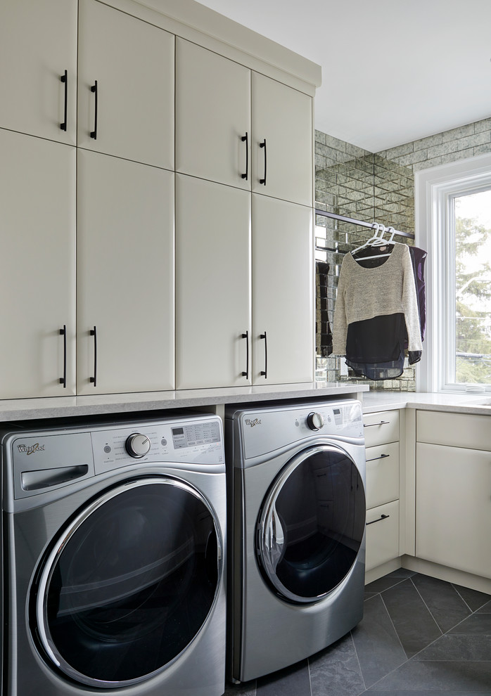 Idee per una sala lavanderia minimal di medie dimensioni con lavello sottopiano, ante lisce, ante bianche, top in superficie solida, pareti grigie e lavatrice e asciugatrice affiancate
