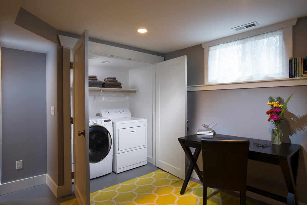 Inspiration för moderna linjära små tvättstugor, med vita väggar, betonggolv och en tvättmaskin och torktumlare bredvid varandra