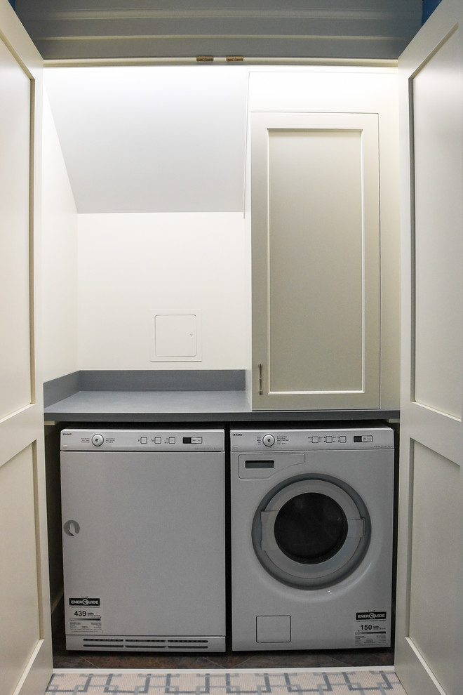 Ispirazione per un ampio ripostiglio-lavanderia tradizionale con pareti bianche, moquette, lavatrice e asciugatrice affiancate e pavimento multicolore